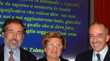 La professoressa Carpino Boeri con il dottor Vignale e il dottor Bonezzi a un convegno sulla terapia del dolore