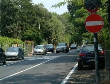 Una strada di Forte Partiti i lavori per rifare la segnaletica stradale     