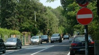 Una strada di Forte Partiti i lavori per rifare la segnaletica stradale