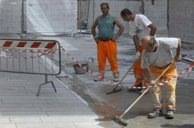 Operai al lavoro in corso Italia ieri mattina