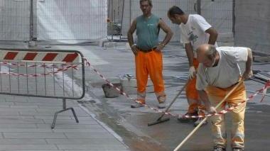 Operai al lavoro in corso Italia ieri mattina