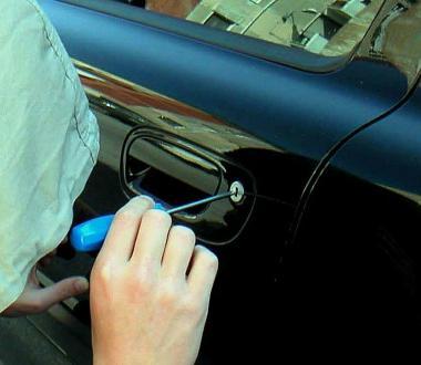Raffica di furti sulle auto in sosta 