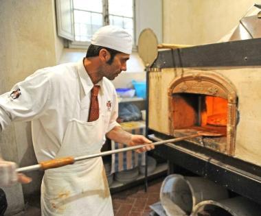 Un'insalata greca sulla pizza Fidia