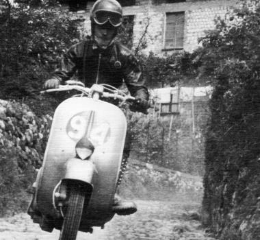 Giuseppe Cau in sella alla sua Vespa numero 94 