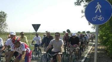 Appassionati della bicicletta su una ciclabile
