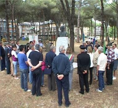 Un momento della cerimonia di intitolazione della piazza a Giuseppe Mazzini 