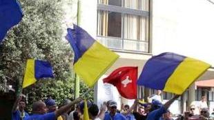 I tifosi sotto palazzo comunale ieri mattina