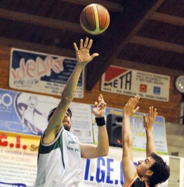 Iacopo Venucci autore di 8 punti e a sinistra Carlo Cioni    