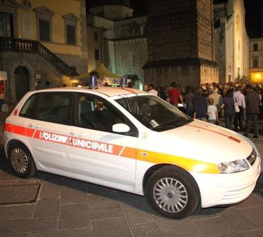 Una pattuglia dei vigili in piazza Duomo