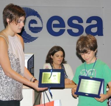 Due momenti della premiazione di Mattia Leonardi, che con lintervista impossibile a una rana si &egrave; aggiudicato il primo premio del concorso Giornalisti nellerba 