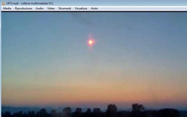 <b>LA PALLA DI FUOCO.</b> Ripresa con il telefonino nel cielo sopra a Roselle 