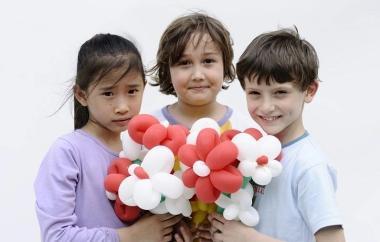 Sopra e qui sotto, tre delle tante foto fatte ai bambini della Mascagni che saranno esposte a Officina 
