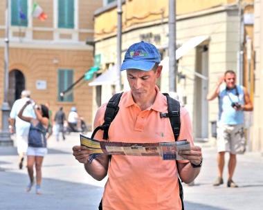 Turisti a giro per la citt&agrave; a sinistra Federica Fratoni   