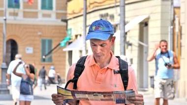 Turisti a giro per la città a sinistra Federica Fratoni
