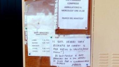 <b>I CARTELLI.</b> Sulla porta dellambulatorio a Braccagni 