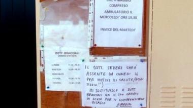 <b>I CARTELLI.</b> Sulla porta dell’ambulatorio a Braccagni