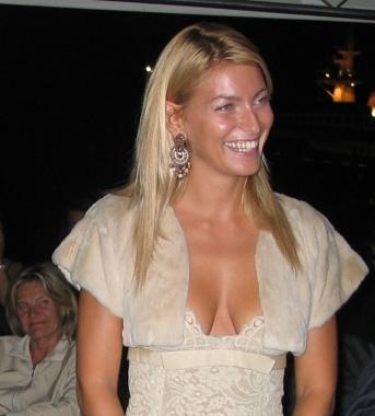 Federica Fontana e accanto il Beach Club di Cinquale, il locale dove avr&agrave; luogo il ricevimento vip 