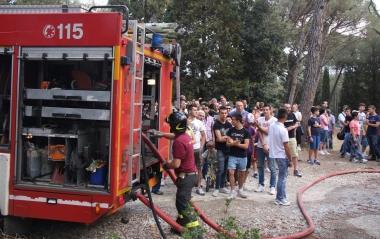 I vigili del fuoco e la folla in Galceti  