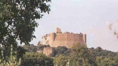A destra il sindaco Martignoni. Accanto la Rocca Sillana