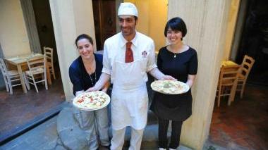 Il pizzaiolo Generoso Amadio mostra le specialità e (a destra) lavora al forno Sotto, il salone