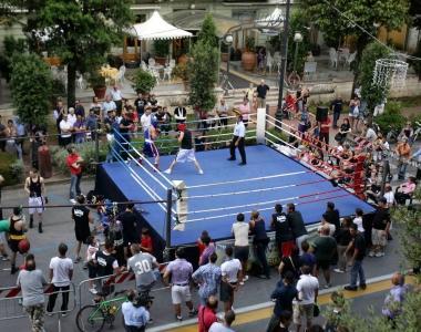 Alcuni dei momenti della giornata inaugurale di Timeout con bambini e ragazzi impegnati nelle prove dei vari sport praticabili negli stand allestiti lungo il viale Verdi e nellisola pedonale 