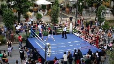 Alcuni dei momenti della giornata inaugurale di Timeout con bambini e ragazzi impegnati nelle prove dei vari sport praticabili negli stand allestiti lungo il viale Verdi e nell’isola pedonale