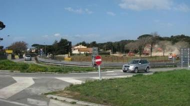 La rotatoria e lo svincolo della Variante Aurelia a Montenero saranno ampliati per il nuovo ospedale