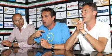 <b>VERTICI SOCIETARI.</b> Lavvocato Giampaolo Giannecchini, il presidente dimissionario Stefano Dinelli e il dg Andrea Gazzoli 