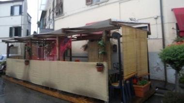 I clienti del pub vedono un ladro in azione e lo fanno bloccare dalla polizia