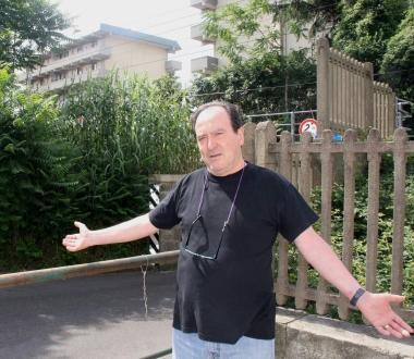 A destra Franco, il parrucchiere Sotto, rifiuti  