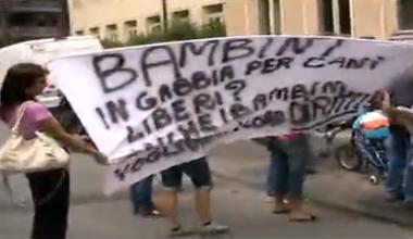 Cani a villa Fabbricotti, la protesta di mamme e papà