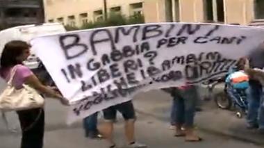 Cani a villa Fabbricotti, la protesta di mamme e papà