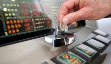 Dietrofront del Comune sale giochi aperte la mattina