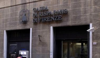 Irruzione alla Cassa di Firenze: cassiera ferita nella rapina da un trincetto