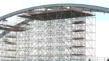 Operai al lavoro giovedì pomeriggio al ponte sull’Ombrone