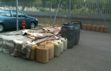 Le taniche di benzina e di gasolio sequestrate dalla polizia          