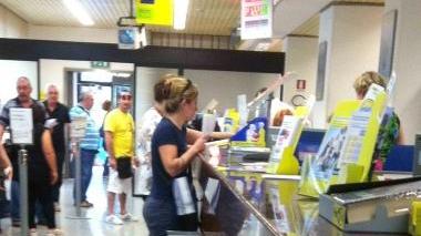 Utenti in fila all’ufficio postale di Pontedera