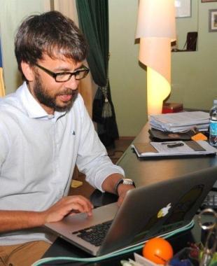 Lideatore di Eppela e sotto una immagine del portale 
