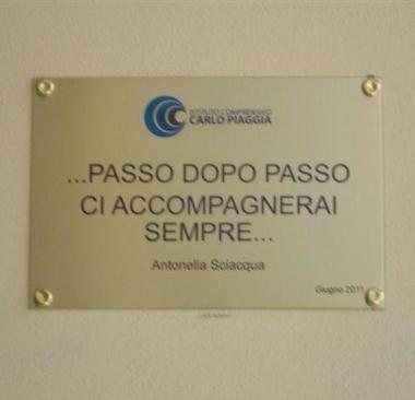 La targa dedicata alla maestra Antonella Sciacqua    