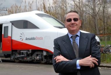 Salvatore Bianconi, ad AnsaldoBreda davanti a un esemplare del treno ad alta velocit&agrave; V250    