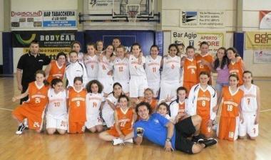 Le ragazze delle due formazioni giovanili di Massa e Cozzile che hanno raggiunto le finali regionali 