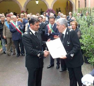 Il colonnello Angelo De Luca consegna lonorificenza al maggiore Gianni Fedeli 