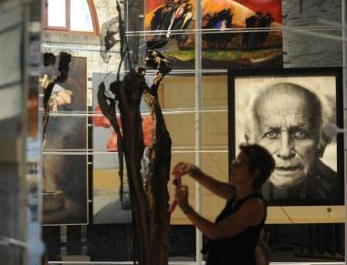 In alto Caterina Sbrana Sopra un momento dell allestimento della mostra alla Biennale di Venezia 