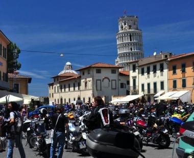 Il motoraduno sotto la Torre 