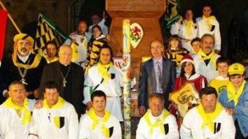 Il gruppo dei vincitori del palio del Cero di Volterra