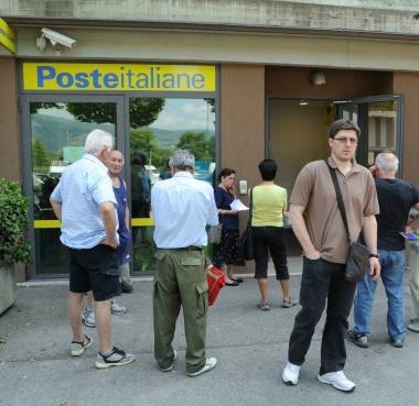 Gente in attesa davanti alle Poste di Capostrada 