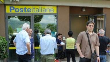 Gente in attesa davanti alle Poste di Capostrada