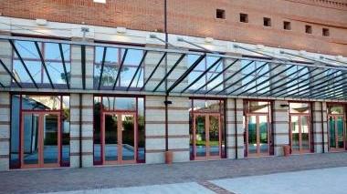 L’esterno del cinema teatro Moderno di Agliana