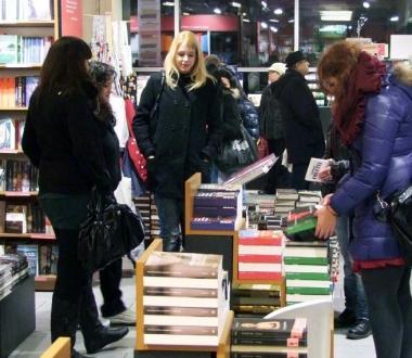 Uno spazio dedicato ai libri in un supermercato Coop            