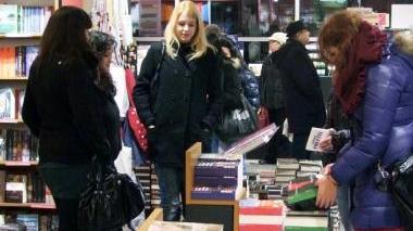Uno spazio dedicato ai libri in un supermercato Coop